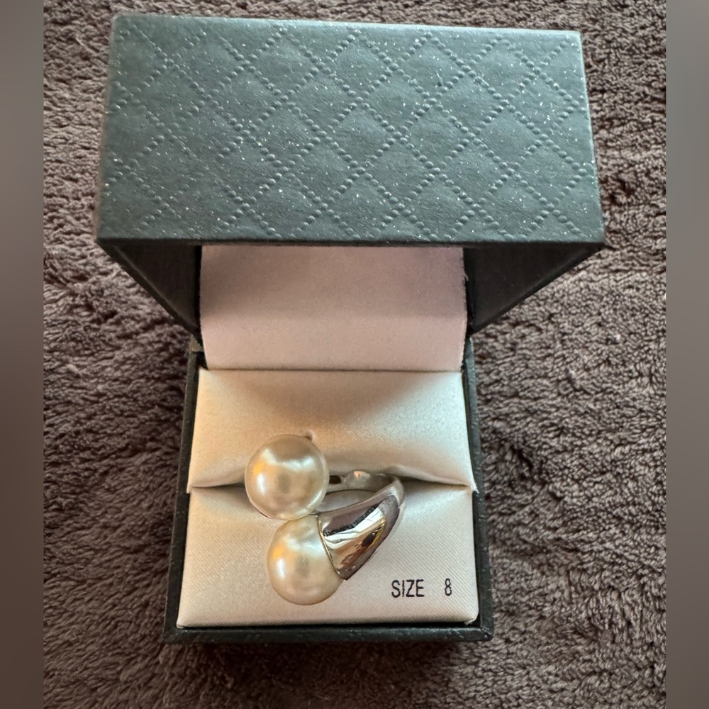 Bundle 3 for $10. Silver tone and faux pearl ring size 9 in EUC